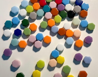 Può includere: Una collezione di piastrelle esagonali colorate in varie tonalità di blu, verde, rosso, arancione, giallo, viola e bianco. Le piastrelle sono disposte in un motivo sciolto e organico, creando una visualizzazione visivamente accattivante.