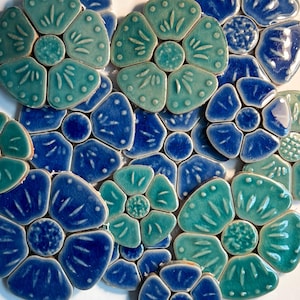 Mörk koboltblå och ljusgrön mosaikblomma, glaserad keramisk kronblad, gör-det-själv-konstmaterial, stor liten storlek, 1,6-2,6 tum 5 mm