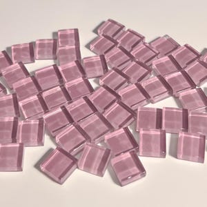 100 mini mosaicos de vidrio brillante de color rosa polvoriento, pequeños materiales para manualidades, cuadrados pequeños de borde redondo de colores, 1 cm (10 mm), 4 mm de grosor