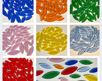 Kleurrijke mozaïektegels van kristalglas in de vorm van bladeren en bloemblaadjes, 50 g, kleine knutselspullen, glanzend, klein ovaal, 3 maten, 4 mm dik, rood, roze, blauw en groen