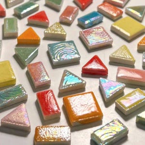 Iriserande färgblandning av keramiska mosaikplattor, DIY-konstmaterial, 50 g, liten glaserad fyrkantig triangelrektangel, 4 mm tjock, rödblå rosa