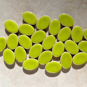 Mosaico de cerámica ovalado esmaltado verde lima, 50 g, pequeños artículos de manualidades, piezas de rompecabezas circulares mini, 1,2 x 1,8 cm, 5 mm de grosor.