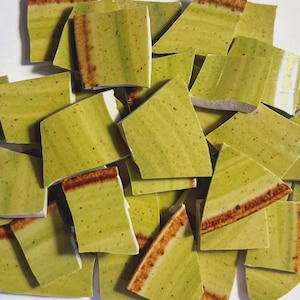 Handgeschnittene, grün-beigefarbene Mosaikfliesen: Handgefertigte Keramikstücke, gesprenkelte Keramikfliesen, DIY Craft Art Zubehör