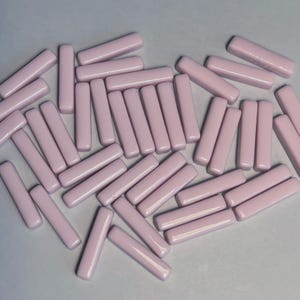 Mozaika szklana z recyklingu w kolorze różowej waty cukrowej, emaliowana, 50 g, artykuły do majsterkowania, małe kolorowe patyczki z zaokrąglonymi krawędziami, 1 cal, grubość 6 mm