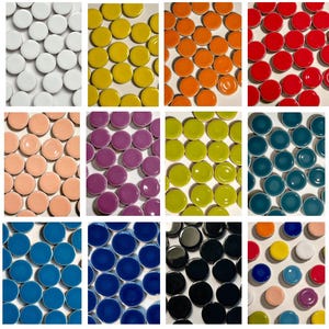 Puede incluir: Una colección de baldosas cerámicas redondas y coloridas, dispuestas en una cuadrícula. Los colores incluyen blanco, amarillo, naranja, rojo, melocotón, morado, verde, turquesa, azul y negro. Las baldosas son brillantes y están espaciadas uniformemente.