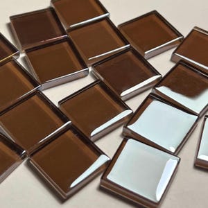 35 mosaicos cuadrados de vidrio color marrón chocolate oscuro, acabado brillante con detalles plateados, ideales para manualidades y proyectos de arte. Medidas: 2 x 2 cm (1 pulgada), 4 mm de grosor.