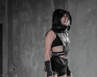 NINJA KOMBAT Tech Wear crop top bodywarmer met capuchon van zwart leer