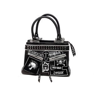 Può includere: Borsa a mano in pelle nera con borchie argentate e diverse toppe bianche con grafica punk rock. Le toppe includono un teschio e ossa incrociate, una croce, un simbolo anarchico e il testo "The Fits" e "Junkyard".