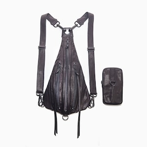 TRI ZIPPER ブラックレザーバックパック、ブラックアクセサリー付き/ユーティリティパック、ヒップバッグ