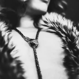 Collar de cadena de plata con forma de bolo y lazo con mordedura de serpiente de plata: una pieza exclusiva de la tribu de la jungla