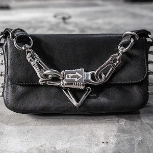 Cartera tipo sobre de piel negra con pinchos y asa de metal con cierre de presión, regalo para ella, minibolso de noche negro estilo gótico punk