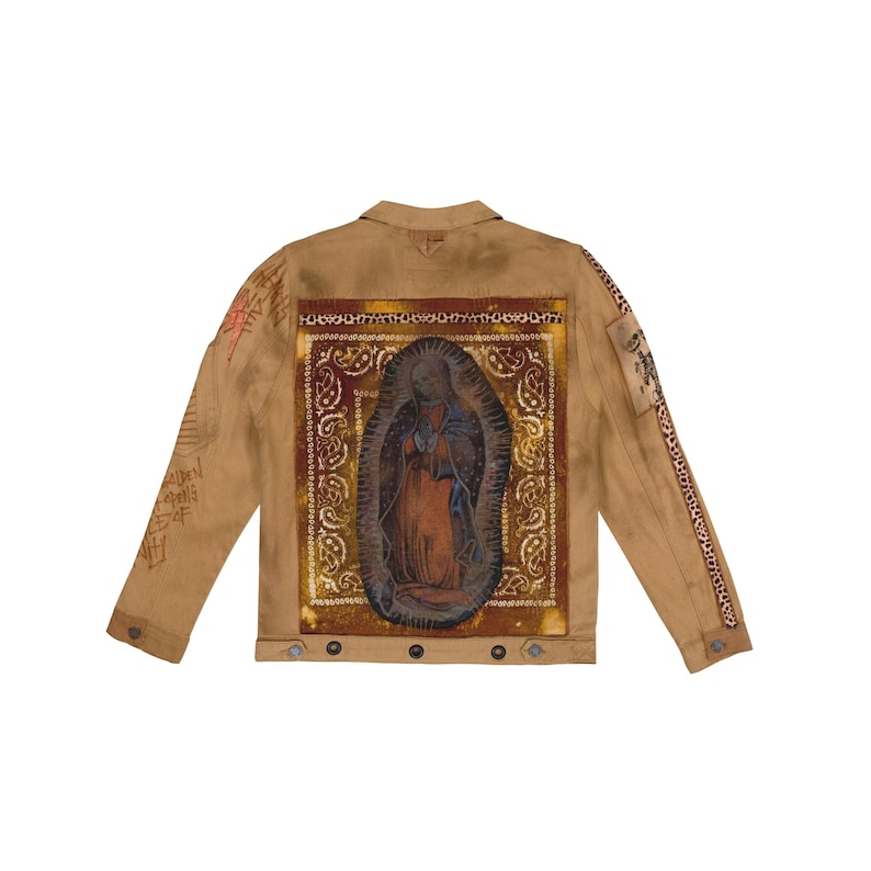 Puede incluir: Chaqueta vaquera color canela con un gr&aacute;fico de la Virgen Mar&iacute;a en la espalda. La chaqueta presenta un estampado de cachemira, detalles de estampado de leopardo y texto en las mangas. Tiene botones plateados y un cuello cl&aacute;sico.