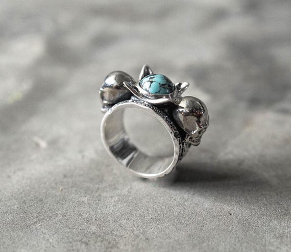 Skull Duel Turquoise Ring – 925 Sterling Silver Crown-Set Stone with Dual Skulls, Gothic Grunge Statement Ring, Unisex Handmade Jewelry