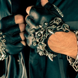 Nightmare Alien Vertebrae Spike Gloves in Silver I Black Leather Fingerless Gloves I Unisex Motorcycle Driving Gloves I Spike Gloves