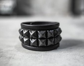 Pulsera de cuero con tachuelas piramidales negras