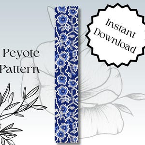Op de afbeelding: Een blauw en wit peyote-steek kralenpatroon voor een armband. Het patroon heeft een herhalend geometrisch ontwerp met blauwe en witte kralen.