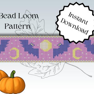 Könnte beinhalten: Ein Perlenwebmuster mit Fledermäusen, Monden und Sternen auf einem violetten Hintergrund. Das Muster ist für ein Halloween-Projekt gedacht. Sofortiger Download steht auf einem weißen Stern geschrieben.