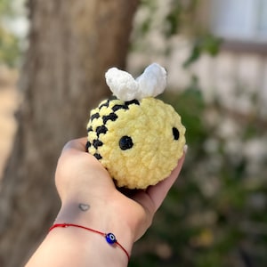 Sparkly Mini Crochet Bee Plushie – Pocket-Sized Handmade Amigurumi Bee with Glitter Yarn – Cute Bumble Bee Toy, Bee Lover Gift, Bee Decor