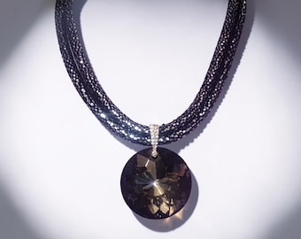 Gargantilla negra llamativa con colgante ovalado de rodio