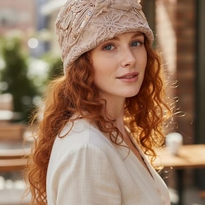 ベージュのスパンコールビーニーハット：花柄レース、レディースアバンギャルドスタイル