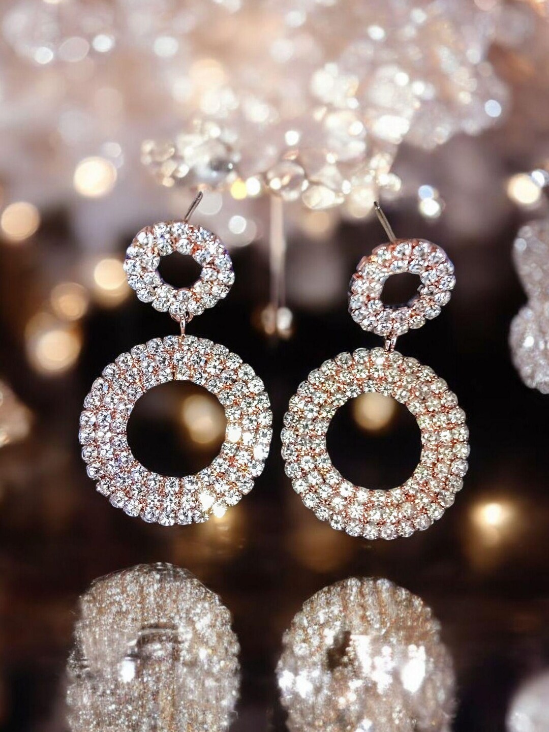 Orecchini A Cerchio Triplo Con Strass Pavimentati: Cristallo Tono Oro O Argento, 1,5 Pollici