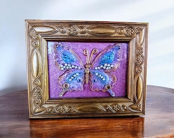 Decoração de arte com borboletas: joias recicladas, arte de parede emoldurada com técnicas mistas
