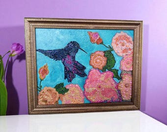 Arte de joyería de colibrí enmarcado: decoración floral con técnica mixta