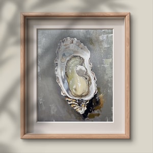 Könnte beinhalten: Eine Nahaufnahme einer einzelnen Austernmuschel mit einer rauen, strukturierten Außenseite und einem glatten, perlmuttartigen Inneren. Die Auster ist in einem realistischen Stil mit subtilen Pinselstrichen und gedeckten Farben dargestellt.