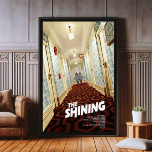 Può includere: Un poster del film "Shining" con un tappeto a motivi rossi e neri con il titolo del film in bianco. Due figure in abiti blu camminano lungo un corridoio con carta da parati a motivi.