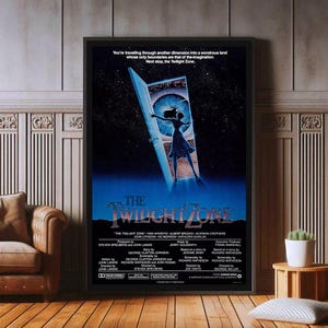 Op de afbeelding: Een vintage filmposter voor de film "The Twilight Zone" uit 1983. De poster toont een vrouw in een witte jurk die door een deur loopt met een gigantisch oog achter haar. De poster is geplaatst tegen een donkerblauwe achtergrond met de titel "The Twilight Zone" in witte letters.
