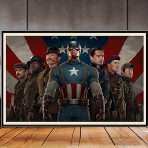 Op de afbeelding: Een groep van zeven mannen staat voor een Amerikaanse vlag. De man in het midden draagt een blauw en rood Captain America-kostuum. De andere mannen dragen militaire uniformen.