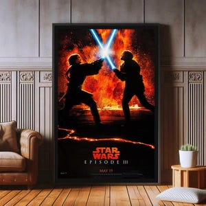 Könnte beinhalten: Ein Filmplakat für Star Wars Episode III: Die Rache der Sith. Das Plakat zeigt ein dramatisches Bild von zwei silhouettenhaften Figuren, die Lichtschwerter schwingen, vor einem Hintergrund aus feurigem Orange und Rot. Der Text "Star Wars Episode III" und "May 19" ist am unteren Rand des Plakats zu sehen.