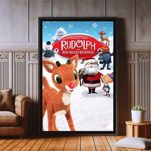 Może przedstawiać: Oprawiony plakat z filmu animowanego "Rudolph, Czerwononosy Renifer". Plakat przedstawia Rudolpha z czerwonym nosem, Świętego Mikołaja i inne postacie na tle śnieżnej scenerii. Tytuł jest wyraźnie widoczny.