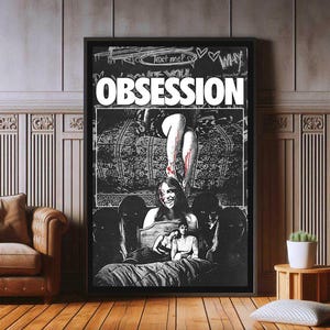 Puede incluir: Póster enmarcado en blanco y negro con la palabra "OBSESSION" en blanco. El póster presenta una escena inquietante con una mujer cubierta de sangre, rodeada de figuras oscuras. El fondo incluye texto escrito a mano, creando un tema de terror.