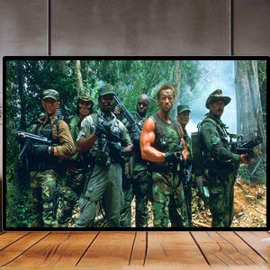 Puede incluir: Impresión enmarcada que muestra a un grupo de soldados armados con uniformes de camuflaje de pie en una jungla. Los soldados sostienen rifles y otro equipo militar. La imagen tiene una calidad cinematográfica.