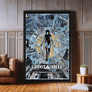Pode incluir: Um pôster para o filme "Ghost in the Shell" com uma ilustração azul e branca de uma mulher em um ambiente futurista. O texto "Ghost in the Shell" está impresso em preto na parte inferior do pôster.