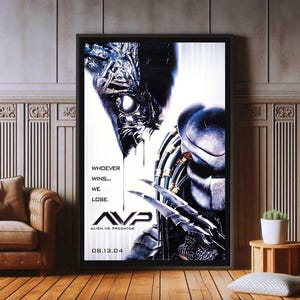 Puede incluir: Un póster de película para la película Alien vs. Predator. El póster presenta un primer plano del Alien y el Predator enfrentándose. El texto en el póster dice "Whoever wins... we lose." y "Alien vs. Predator" con la fecha de estreno "08.13.04".