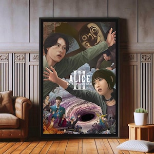 Könnte beinhalten: Ein gerahmtes Poster für "Alice in Borderland III" mit einer dramatischen Szene mit mehreren Charakteren. Das Poster hat ein dunkles Farbschema mit einem wirbelnden Wirbel und dem Titel in Weiß. Die Schauspieler sind im Vordergrund.