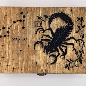 Drewniane pudełko prezentowe ze znakiem zodiaku Skorpiona