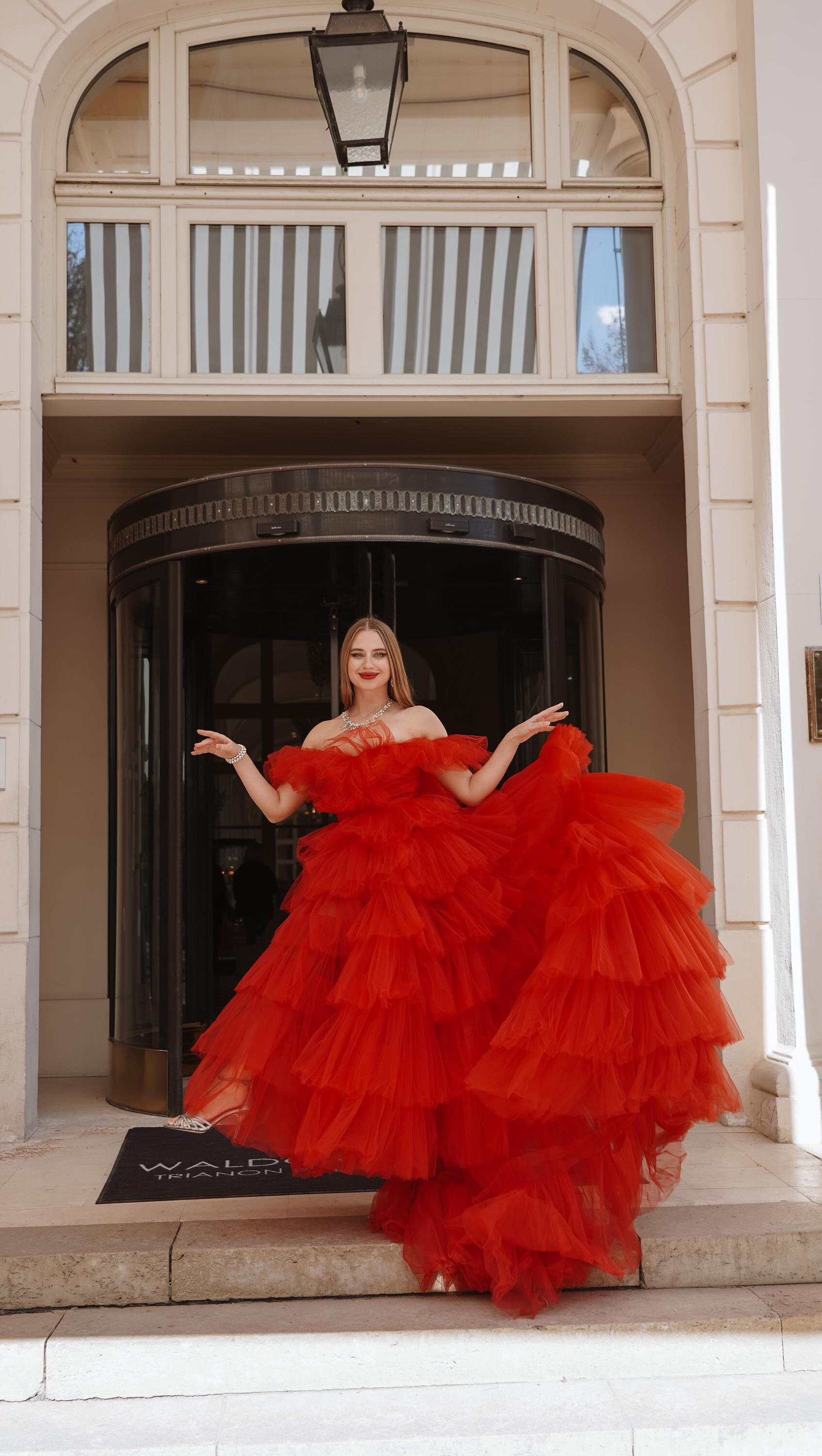 Women red elegant wedding Dress made of tulle