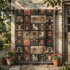 Könnte beinhalten: Ein Wandteppich mit einem sich wiederholenden Muster aus Quadraten mit Löwen, Einhörnern, Sonnen und floralen Designs in Braun-, Grün- und Cremetönen. Der Wandteppich ist mit "100% NATURAL" gekennzeichnet und hat einen Fransenrand.
