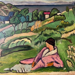 Op de afbeelding: Olieverfschilderij van een landschap met een figuur op de voorgrond. De figuur draagt een roze gewaad en zit op het gras. De achtergrond toont groene heuvels, bomen en gebouwen. Het schilderij is gesigneerd "Münter 1919".