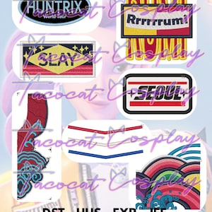 Op de afbeelding: Een verzameling geborduurde patches met verschillende ontwerpen en tekst. Patches bevatten de woorden "HUNTRIX World Tour", "SLAY", "SEoul" en "Rrrrrrumi". Andere patches tonen abstracte ontwerpen en regenboogmotieven. De onderkant van de afbeelding bevat afkortingen.