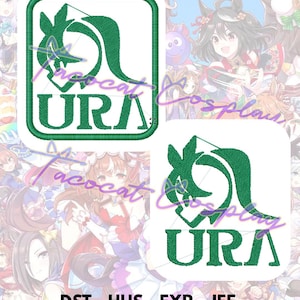 Könnte beinhalten: Zwei grüne, gestickte Aufnäher mit dem Wort "URA". Ein Aufnäher ist quadratisch, der andere rechteckig. Beide haben ein grünes Design über dem Wort "URA". Der Hintergrund ist eine farbenfrohe Illustration im Anime-Stil.
