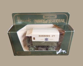 Puede incluir: Modelo de juguete Matchbox Y29 Walker Electric Van en su caja original. La furgoneta es de color verde oliva y blanco, con "HARRODS LTD" impreso en el lateral. La caja es de color verde oscuro con "MODELS OF YESTERYEAR" impreso.