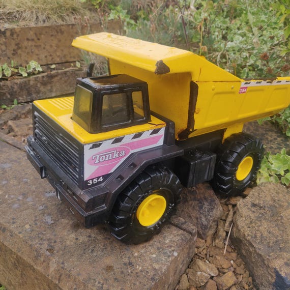 Vintage 1999 Tonka Mighty Dump Truck: Steel Plastic Toy