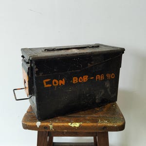 Vintage militär-1969? Metallammunition / förvaringslåda - Industriell displaydetalj