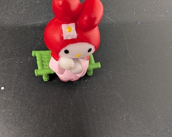 Figura de My Melody de Sanrio en un banco