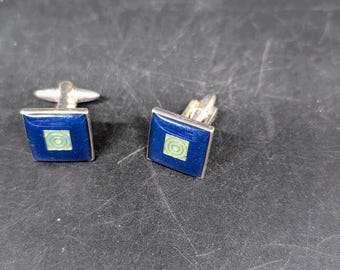 Gemelos de plata de estilo geométrico, fabricados en Inglaterra, con detalles en azul cobalto y verde.