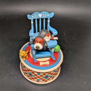 Vintage Enesco My Favorite Things - Muzyczna figurka - Pies w bujanym fotelu z kotem